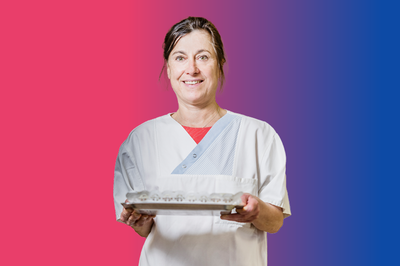 Küchenmitarbeiterin auf buntem Hintergrund