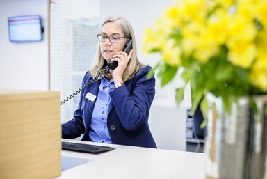 Rezeptionistin in der Zentrale in der Klinik Lilienthal