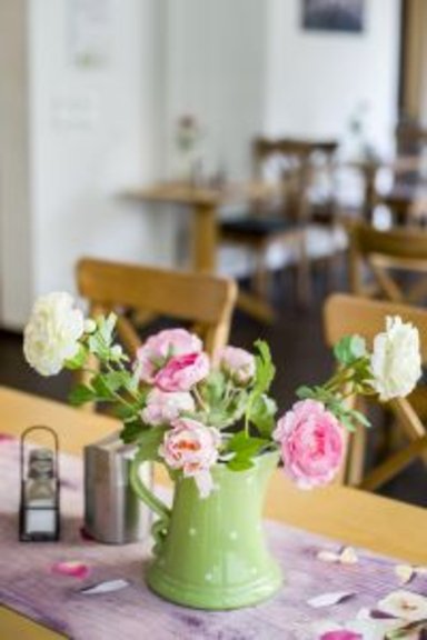 Cafeteria Tische mit Blumen